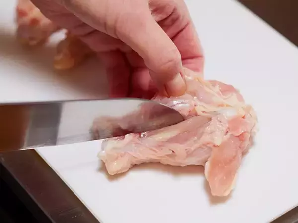 「【クリスマスレシピ】カリッとジューシー！「自家製フライドチキン＆皮ごとポテト」の作り方」の画像