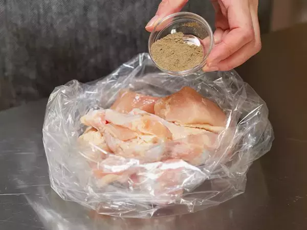 「【クリスマスレシピ】カリッとジューシー！「自家製フライドチキン＆皮ごとポテト」の作り方」の画像