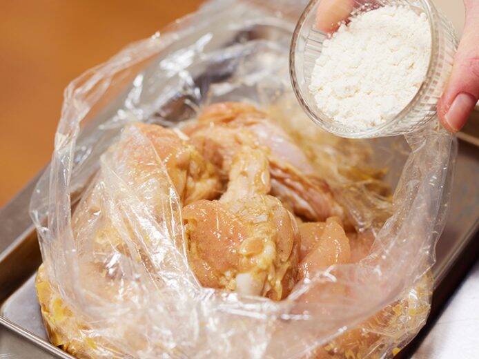 【クリスマスレシピ】カリッとジューシー！「自家製フライドチキン＆皮ごとポテト」の作り方