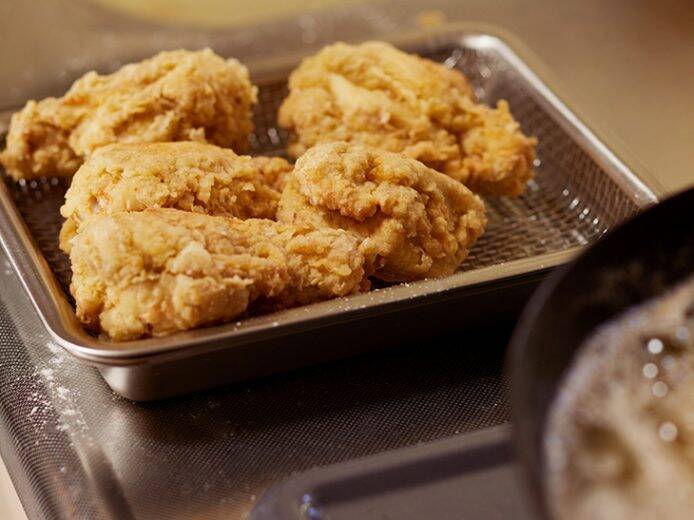 【クリスマスレシピ】カリッとジューシー！「自家製フライドチキン＆皮ごとポテト」の作り方