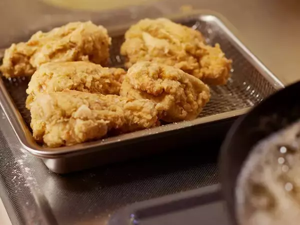 「【クリスマスレシピ】カリッとジューシー！「自家製フライドチキン＆皮ごとポテト」の作り方」の画像