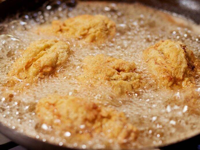 【クリスマスレシピ】カリッとジューシー！「自家製フライドチキン＆皮ごとポテト」の作り方