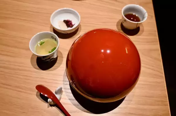 「死ぬまでに食べたい至極の親子丼。リニューアルした人形町の老舗「玉ひで」の元祖親子丼の魅力とは？」の画像