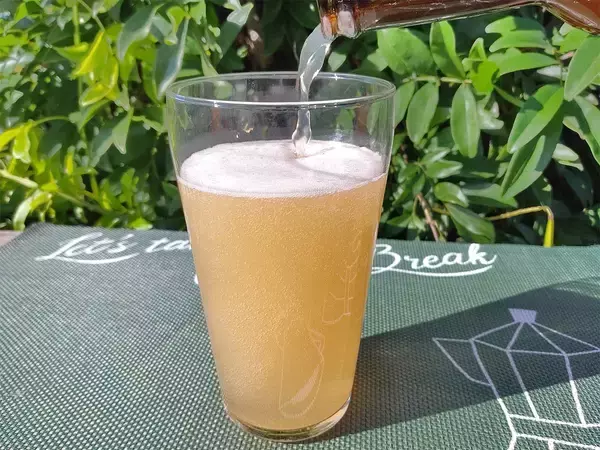 「スポーツメーカー『ミズノ』が運動時用ノンアルビールを開発。話題のビール「PUHAAH」は運動前と後でどう変わるのか？」の画像