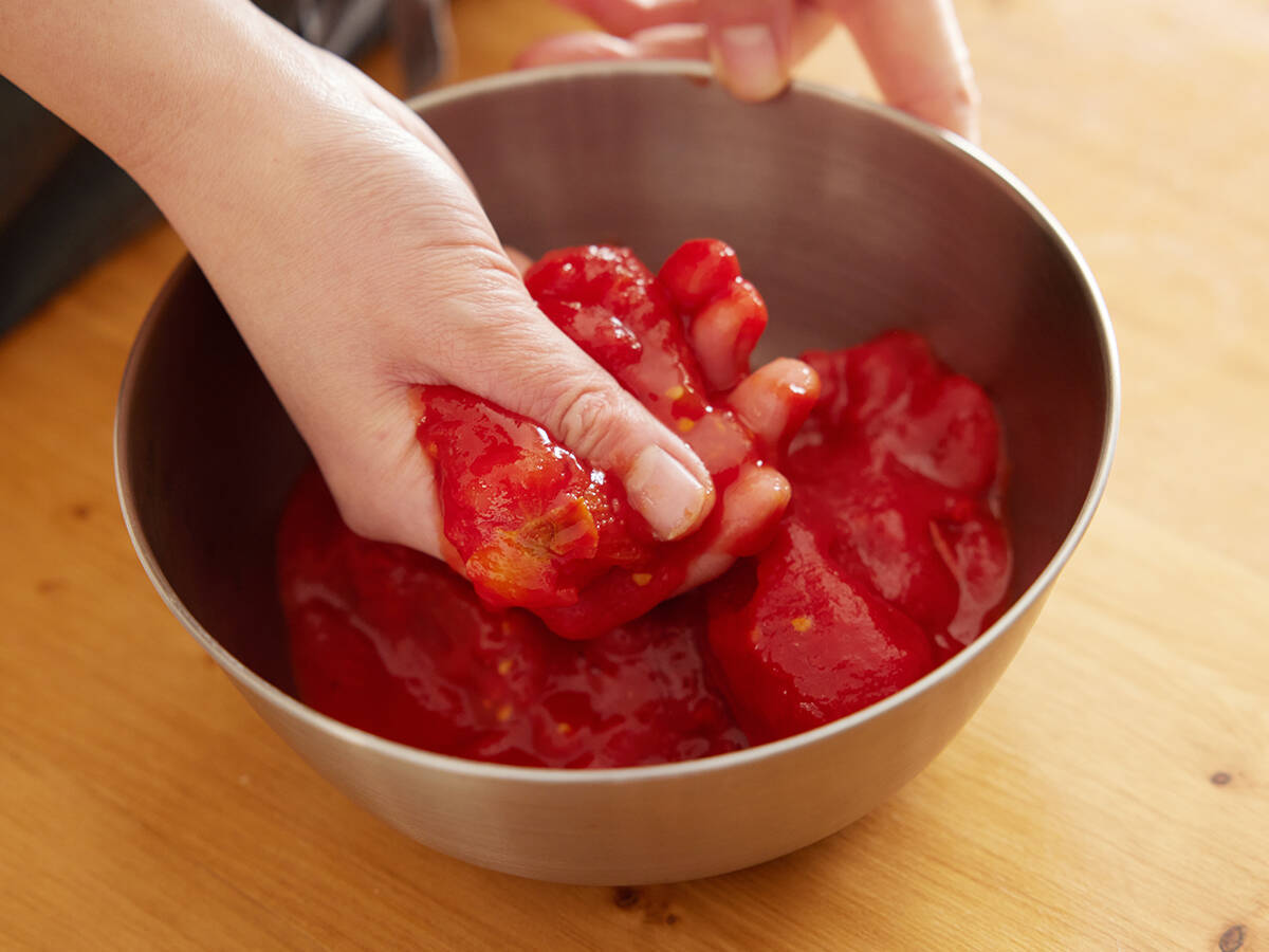 プロが教える本当においしい「王道トマトソース」の作り方【基本の料理】