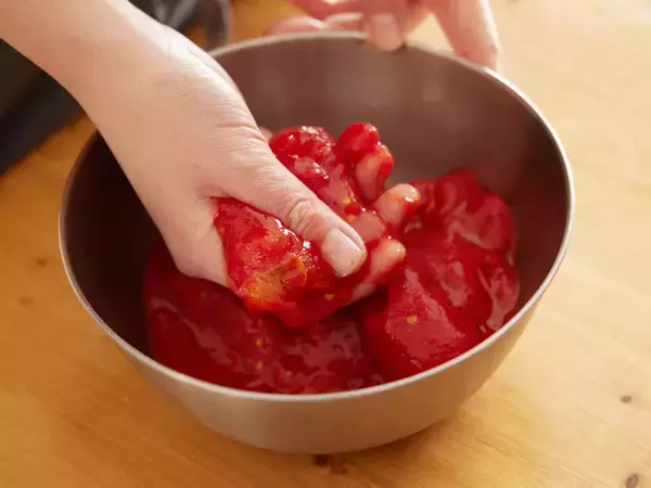 「プロが教える本当においしい「王道トマトソース」の作り方【基本の料理】」の画像