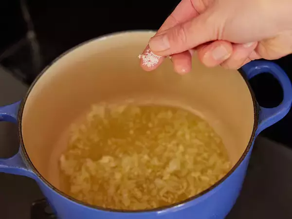 「プロが教える本当においしい「王道トマトソース」の作り方【基本の料理】」の画像