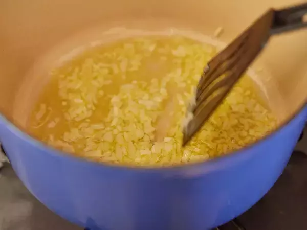 「プロが教える本当においしい「王道トマトソース」の作り方【基本の料理】」の画像