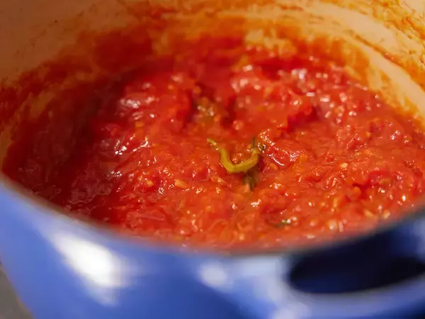 「プロが教える本当においしい「王道トマトソース」の作り方【基本の料理】」の画像