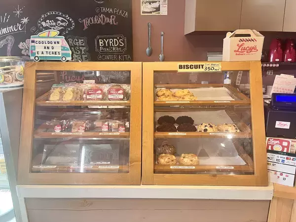 「横浜市のアメリカンケーキ専門店『Lucy’s Bakery』で出会った「キーライムパイ」の奇跡の口どけに恋したワケ」の画像