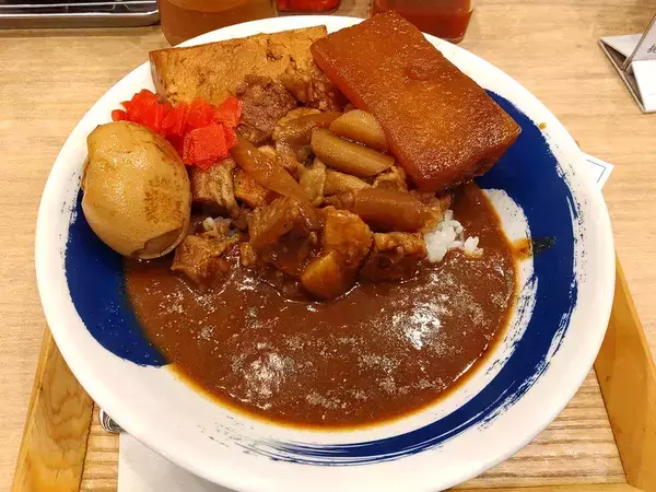 「かつやが仕掛ける『肉めし岡もと』の新作「肉カレー」とは？ 実際に食べてみた結果」の画像