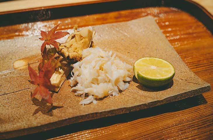 【東京の名店】わずか2室のみ！特別な夜に訪れたい完全個室の『かにじぇんぬ 麻布』で「松茸と活蟹コース」を体験