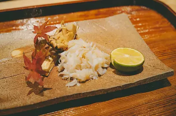 「【東京の名店】わずか2室のみ！特別な夜に訪れたい完全個室の『かにじぇんぬ 麻布』で「松茸と活蟹コース」を体験」の画像