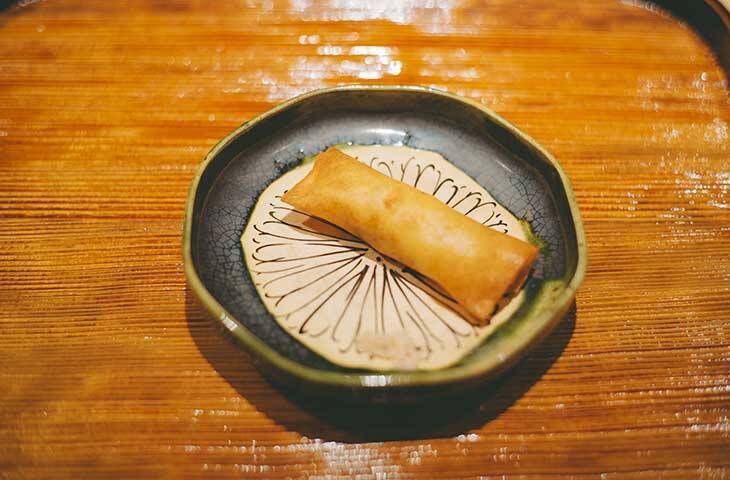 【東京の名店】わずか2室のみ！特別な夜に訪れたい完全個室の『かにじぇんぬ 麻布』で「松茸と活蟹コース」を体験