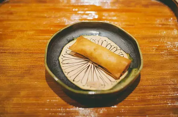 「【東京の名店】わずか2室のみ！特別な夜に訪れたい完全個室の『かにじぇんぬ 麻布』で「松茸と活蟹コース」を体験」の画像