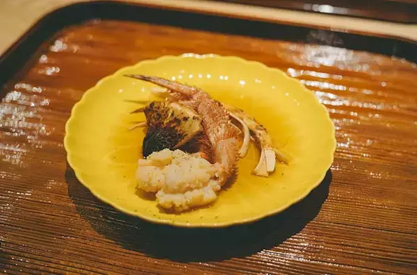 「【東京の名店】わずか2室のみ！特別な夜に訪れたい完全個室の『かにじぇんぬ 麻布』で「松茸と活蟹コース」を体験」の画像