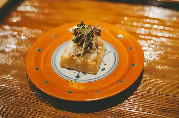 「【東京の名店】わずか2室のみ！特別な夜に訪れたい完全個室の『かにじぇんぬ 麻布』で「松茸と活蟹コース」を体験」の画像