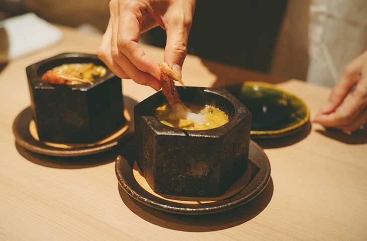【東京の名店】わずか2室のみ！特別な夜に訪れたい完全個室の『かにじぇんぬ 麻布』で「松茸と活蟹コース」を体験