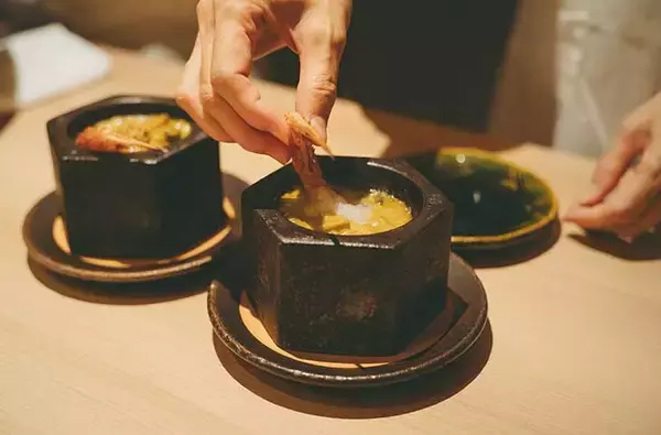 「【東京の名店】わずか2室のみ！特別な夜に訪れたい完全個室の『かにじぇんぬ 麻布』で「松茸と活蟹コース」を体験」の画像