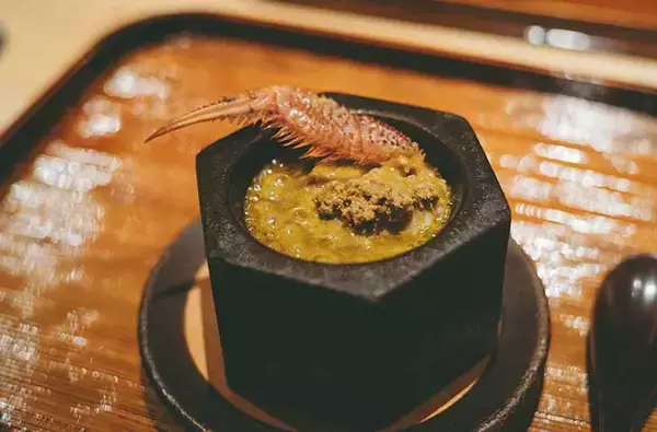 「【東京の名店】わずか2室のみ！特別な夜に訪れたい完全個室の『かにじぇんぬ 麻布』で「松茸と活蟹コース」を体験」の画像