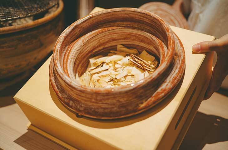 【東京の名店】わずか2室のみ！特別な夜に訪れたい完全個室の『かにじぇんぬ 麻布』で「松茸と活蟹コース」を体験