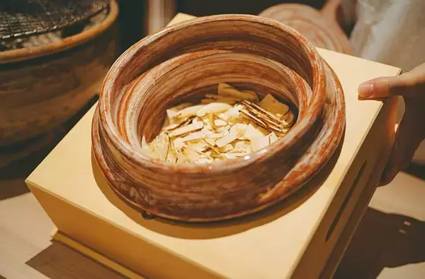 「【東京の名店】わずか2室のみ！特別な夜に訪れたい完全個室の『かにじぇんぬ 麻布』で「松茸と活蟹コース」を体験」の画像