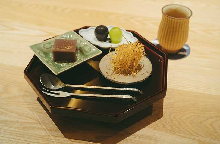 【東京の名店】わずか2室のみ！特別な夜に訪れたい完全個室の『かにじぇんぬ 麻布』で「松茸と活蟹コース」を体験