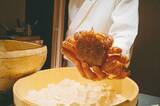 「【東京の名店】わずか2室のみ！特別な夜に訪れたい完全個室の『かにじぇんぬ 麻布』で「松茸と活蟹コース」を体験」の画像2