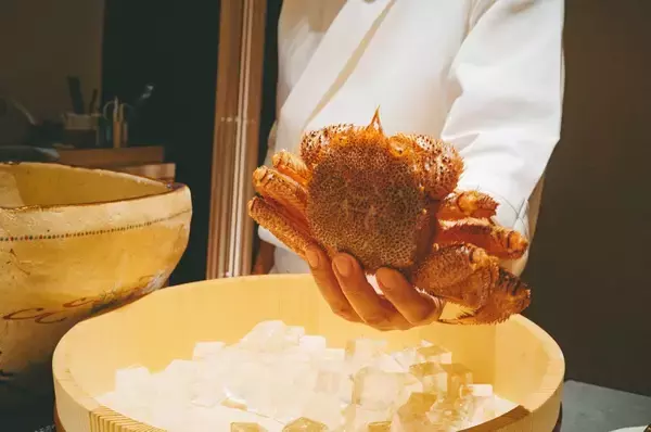 「【東京の名店】わずか2室のみ！特別な夜に訪れたい完全個室の『かにじぇんぬ 麻布』で「松茸と活蟹コース」を体験」の画像