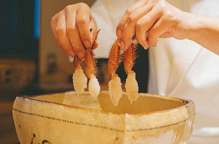 【東京の名店】わずか2室のみ！特別な夜に訪れたい完全個室の『かにじぇんぬ 麻布』で「松茸と活蟹コース」を体験
