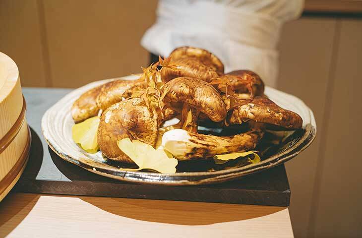 【東京の名店】わずか2室のみ！特別な夜に訪れたい完全個室の『かにじぇんぬ 麻布』で「松茸と活蟹コース」を体験