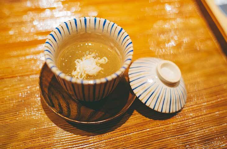 【東京の名店】わずか2室のみ！特別な夜に訪れたい完全個室の『かにじぇんぬ 麻布』で「松茸と活蟹コース」を体験