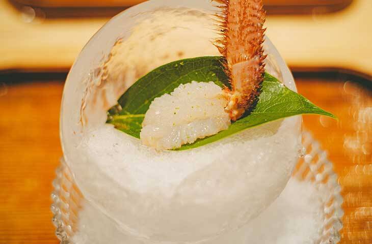 【東京の名店】わずか2室のみ！特別な夜に訪れたい完全個室の『かにじぇんぬ 麻布』で「松茸と活蟹コース」を体験