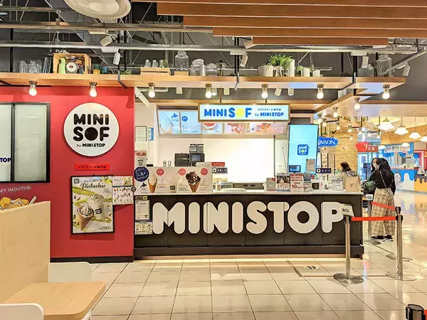 「ピスタチオ好き必食！ ミニストップのソフトクリーム専門店『ミニソフ』の新作「プレミアムピスタチオ」を食べてみた」の画像