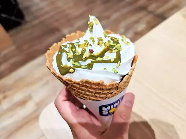 「ピスタチオ好き必食！ ミニストップのソフトクリーム専門店『ミニソフ』の新作「プレミアムピスタチオ」を食べてみた」の画像