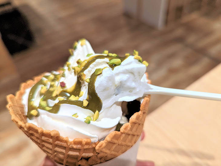 ピスタチオ好き必食！ ミニストップのソフトクリーム専門店『ミニソフ』の新作「プレミアムピスタチオ」を食べてみた