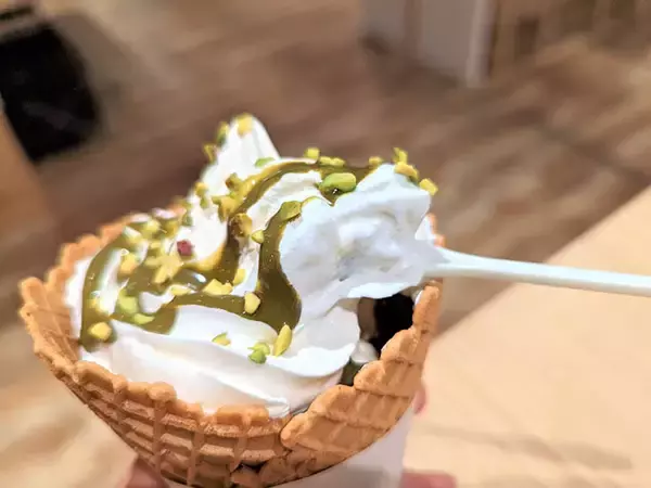「ピスタチオ好き必食！ ミニストップのソフトクリーム専門店『ミニソフ』の新作「プレミアムピスタチオ」を食べてみた」の画像
