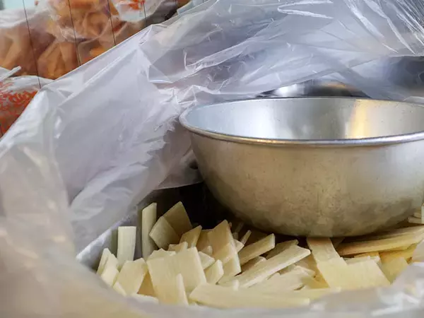 「実は本店でしか味わえない！『豆源』の“揚げたて塩おかき”が旨い理由」の画像