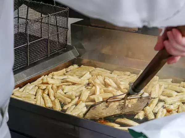 「実は本店でしか味わえない！『豆源』の“揚げたて塩おかき”が旨い理由」の画像