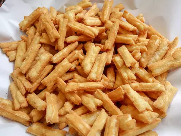 「実は本店でしか味わえない！『豆源』の“揚げたて塩おかき”が旨い理由」の画像