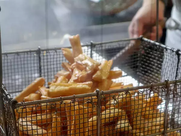 「実は本店でしか味わえない！『豆源』の“揚げたて塩おかき”が旨い理由」の画像