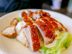 香港のB級グルメ「焼味飯」専門店が早稲田に登場！ ローストしたての叉焼飯など“肉メシ”が最高に旨い