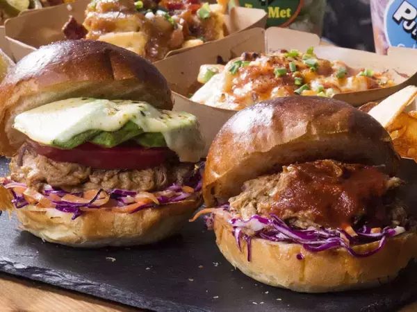 「プルドポークバーガーって何？ 西麻布の新感覚ファストフードが気になる！」の画像