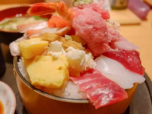 行列ができる神田『すし定』の「大盛りちらし寿司」をガッツリ食べてきた！