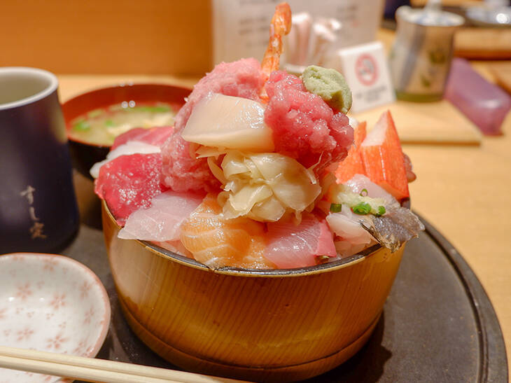 行列ができる神田『すし定』の「大盛りちらし寿司」をガッツリ食べてきた！