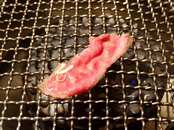「焼肉店の本気肉丼！ 「鬼（おに）く丼」という名の絶品イチボ丼を食べてきた」の画像