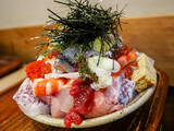 「ネタが20種類以上の“富士山”盛り！ 女性が夢中になる『江戸富士』の「バラ海鮮丼」に初挑戦してきた」の画像6