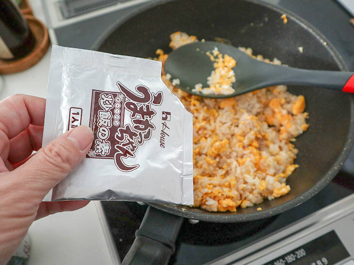 九州人が愛する「うまかっちゃん」の“炒飯の素”を使ってチャーハンを作ったら、バリ旨だった！