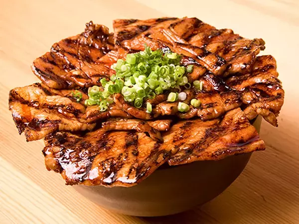 「ごはんが無限に食べられる！ 東京で「絶品豚丼」が食べられる店5選」の画像