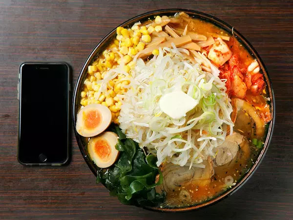 「レギュラーメニューで3kg超え！『らーめん ほくしん』の「カチ盛りジャンボラーメン」に挑戦した」の画像